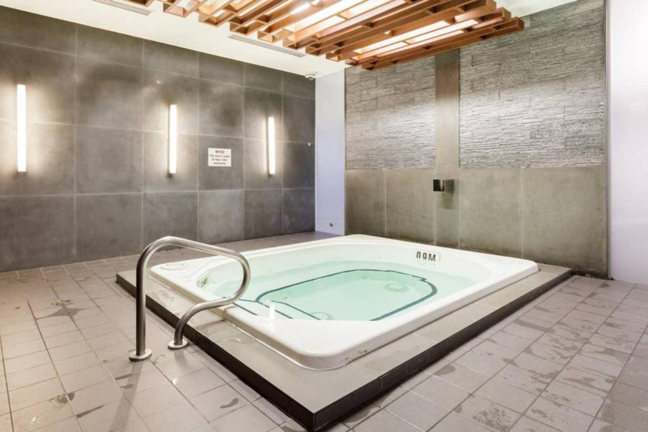Вілла Stunning Views Of Downtown - Luxury High Rise With King Bed! Торонто Екстер'єр фото
