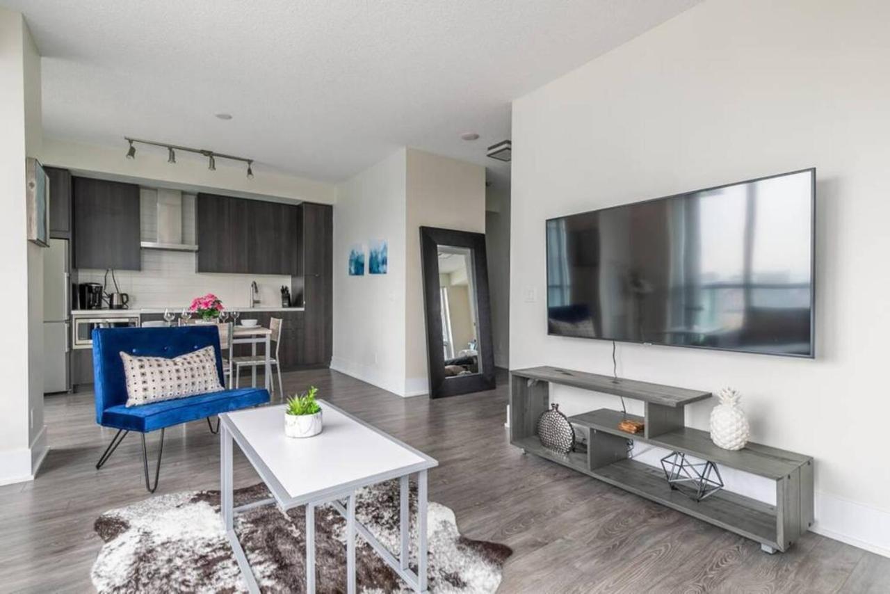 Вілла Stunning Views Of Downtown - Luxury High Rise With King Bed! Торонто Екстер'єр фото